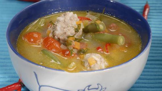 Ароматный испанский суп с мясными фрикадельками и овощами