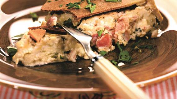 Вкусный итальянский сырный пирог с беконом и травами — изысканный десерт для гурманов