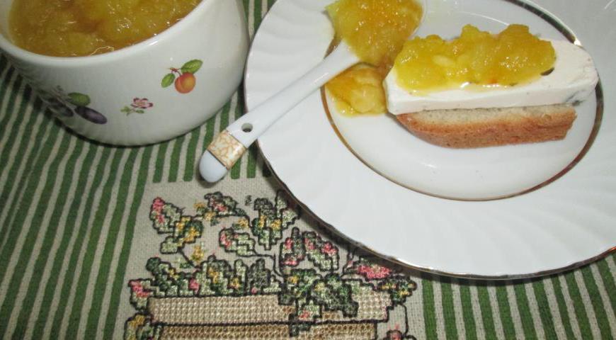 Добавьте коньяк, молотый имбирь, куркуму и цветки муската. Тщательно перемешайте и проварите еще несколько минут. Готовый чатни остудите и разложите по герметичным банкам. Отлично сочетается с брынзой, творожными десертами и пирогами.