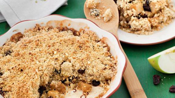 Ароматный яблочный крамбл с изюмом и орехами