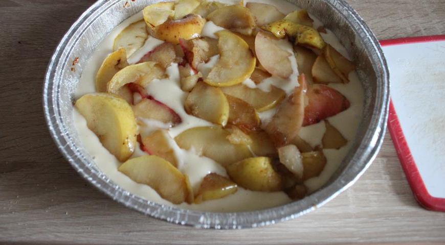 Форму для выпечки смажьте растительным маслом и посыпьте манной крупой или мукой, чтобы тесто не прилипало. Выложите две трети теста на дно формы, разровняйте.