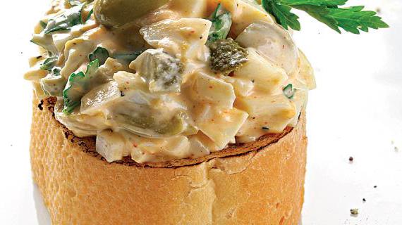 Ароматный яичный салат с оливками, горчицей и маринованными огурчиками