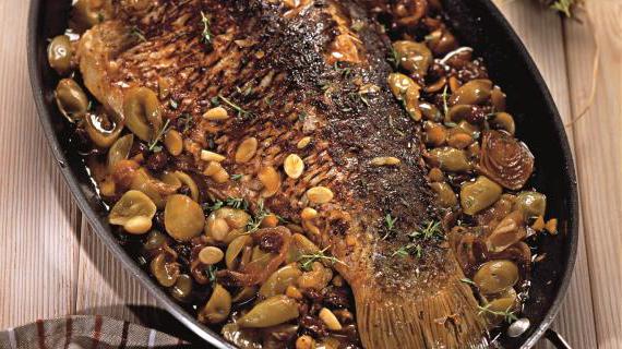 Вкуснейший карп, запечённый с виноградом и орехами — изысканное блюдо для особого случая
