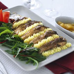 Ароматный карп, тушеный в светлом пиве с яблоком и эстрагоном