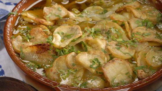 Нежный и ароматный картофель с овощами в белом вине