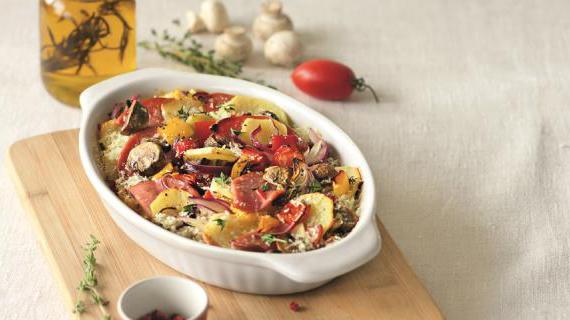 Ароматный картофель с колбасой, перцем и сыром в духовке