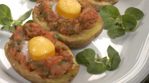 Вкусный и ароматный ужин: картофель, запечённый с яйцами и рыбой — простой и сытный рецепт на полтора часа