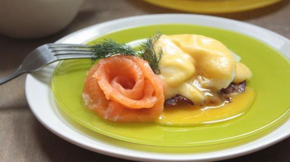 Ароматный картофельный драник с нежным яйцом-пашот и изысканным голландским соусом