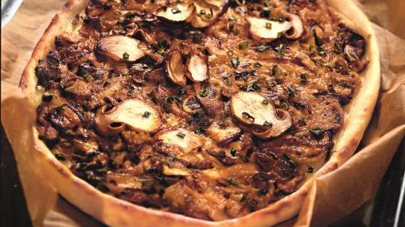 Ароматный картофельный пирог с грибами и луком