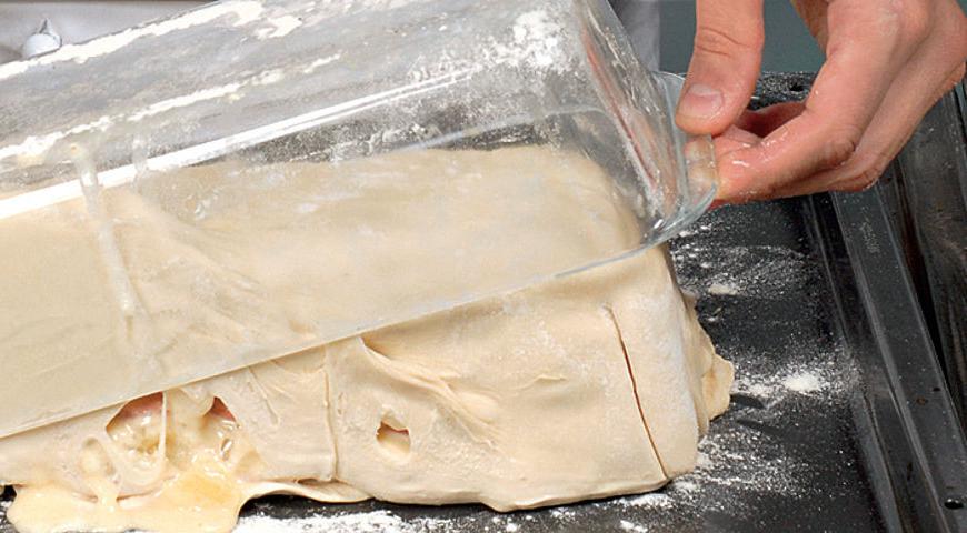 Предварительно разогрейте духовку до 185 °C. Смажьте противень маслом, переложите пирог швом вниз, чтобы он не был слишком жирным. Смажьте верх пирога взбитым яйцом, сделайте несколько проколов вилкой, чтобы пар мог выйти, и отправьте в духовку на 22 минуты. Готовый пирог должен быть золотистым и хрустящим на краях.