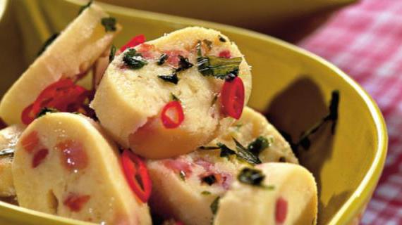 Вкусный картофельный рулет с грудинкой: домашний ужин на любой вкус
