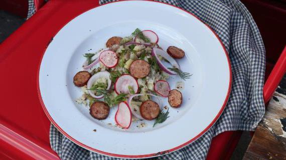 Ароматный картофельный салат с беконом и колбасками