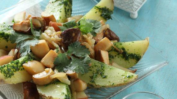 Ароматный картофельный салат с грибами и запеченным чесноком