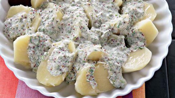 Ароматный картофельный салат с кислым оттенком сметанного соуса