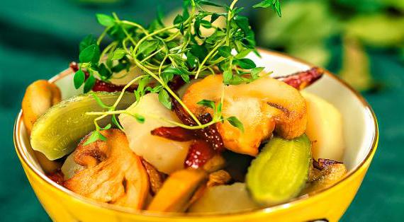 Ароматный картофельный салат с солеными огурцами и лесными грибами