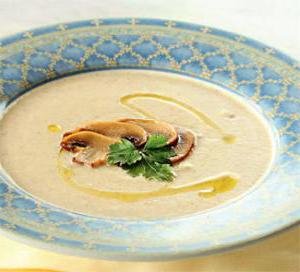 Ароматный картофельный суп-пюре с шампиньонами и луком-пореем