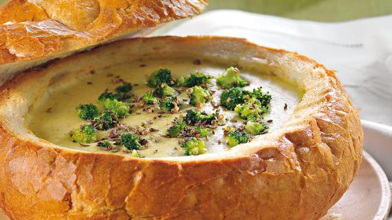 Вкусный и ароматный картофельный суп с брокколи, поданный в хлебной чаше