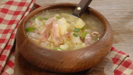 Вкусный картофельный суп с луком-пореем и хрустящим беконом