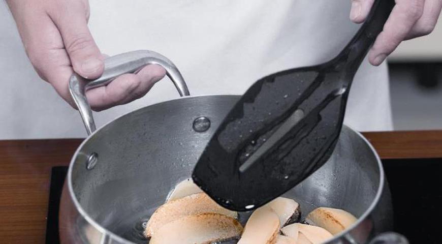 Слейте масло из банок с тунцом в кастрюлю с толстым дном и поставьте на средний огонь. Добавьте лук, чеснок и болгарский перец, обжаривайте их, постоянно помешивая, в течение 12 минут. Затем добавьте картофель и продолжайте обжаривать еще 6 минут.