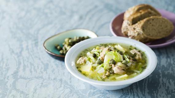 Ароматный картофельный суп с тунцом и каперсами в средиземноморском стиле