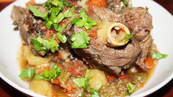 Ароматный казан с бараниной и овощами — идеальное блюдо для летнего ужина на природе