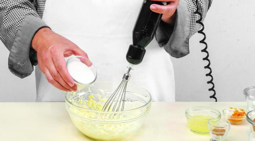 Размягченное сливочное масло взбейте миксером до пышности. Постепенно добавляйте сахар и вводите яйца по одному, чтобы получить воздушную массу.