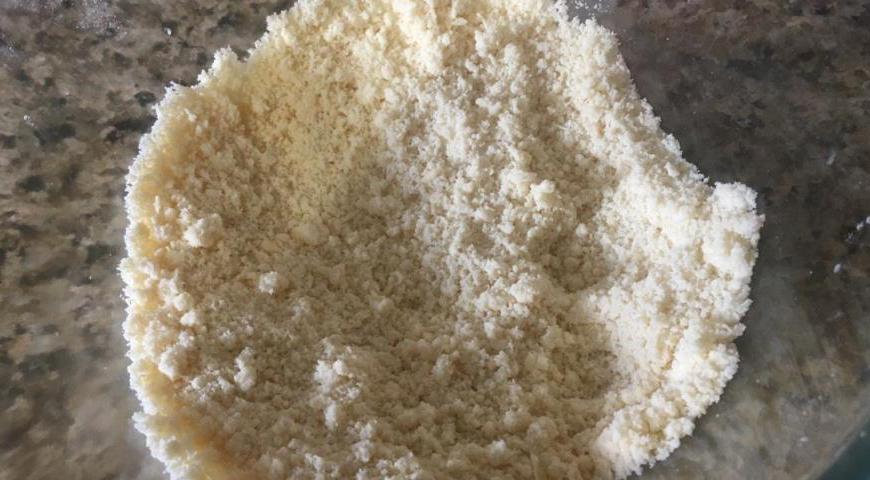 Холодное сливочное масло перетереть с мукой и щепоткой соли до состояния крупных крошек. Добавить сметану и одно яйцо, замесить мягкое, не липнущее к рукам тесто. Обернуть его пищевой плёнкой и убрать в холодильник минимум на 30 минут.