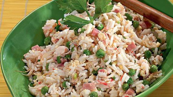 Ароматный китайский жареный рис с крабовым мясом и свиной корейкой