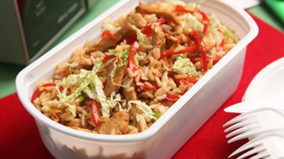 Ароматный китайский жареный рис с курицей и овощами