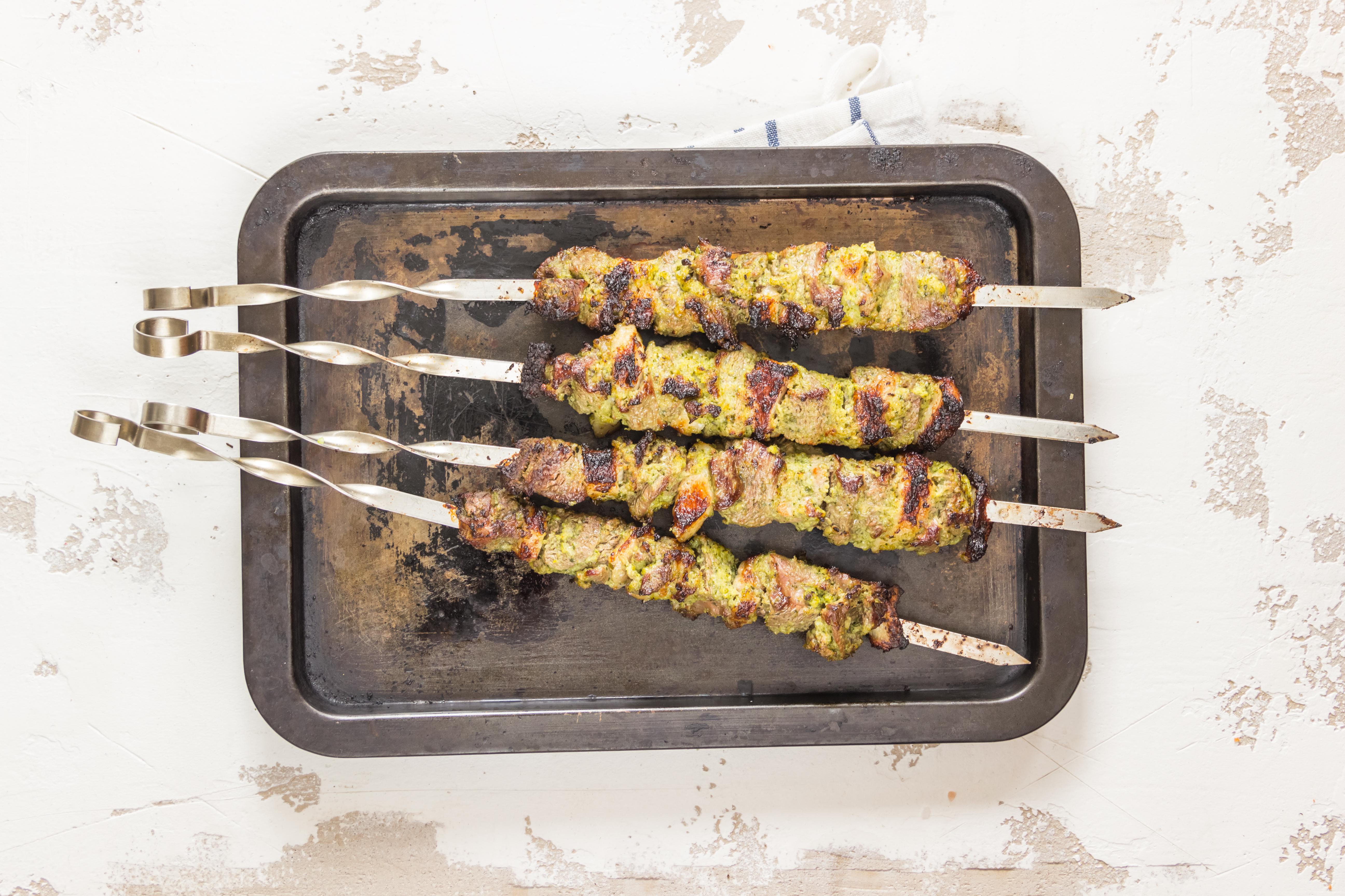 После маринования нанизывайте мясо на шампуры, следя за тем, чтобы кусочки были равномерными. Обжаривайте на раскаленных углях около 16–22 минут, периодически переворачивая. Готовность проверьте по выделяющемуся прозрачному соку. Подавайте шашлык с свежей зеленью, тонко нарезанным луком и теплым лавашом.