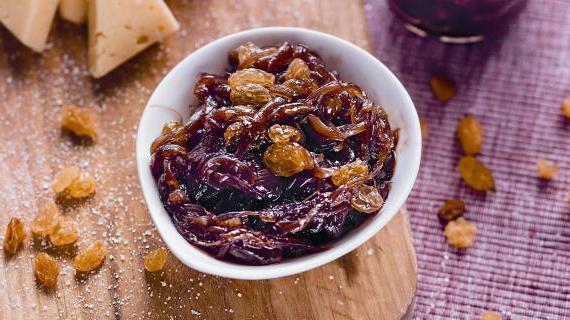 Ароматный конфитюр из красного лука с апельсином и изюмом