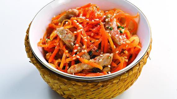 Ароматный корейский салат из моркови с обжаренной свининой