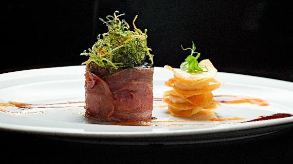 Ароматный кролик с черносливом, сыром и кедровыми орешками в виде рулета