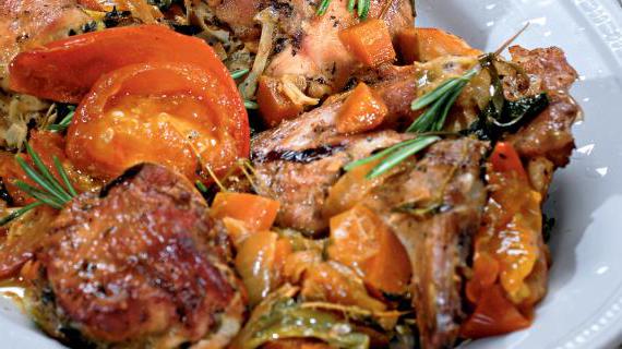 Ароматный кролик, тушеный с помидорами и овощами