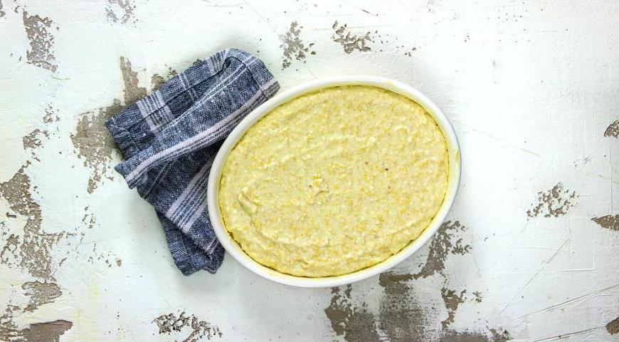 Форму для выпечки смажьте сливочным маслом и слегка присыпьте мукой, стряхнув лишнее. Переложите тесто в форму, равномерно распределите его ложкой или лопаткой. Выпекайте в предварительно разогретой духовке при температуре 160 °C в течение 45–50 минут, до румяной корочки. Готовый крупеник выньте, остудите на решетке и подавайте с любимым вареньем или медом.