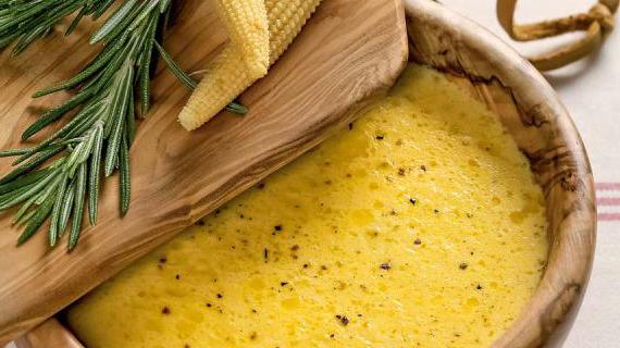 Ароматный кукурузно-молочный суп с розмарином