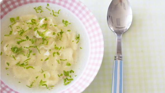 Ароматный куриный бульон с нежными яичными клецками по домашнему рецепту
