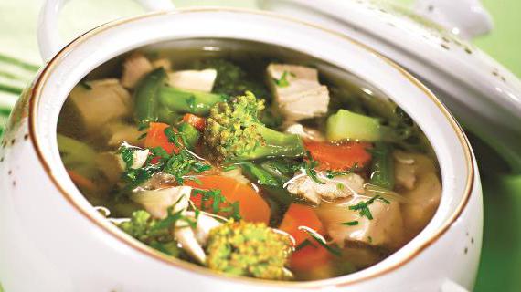 Ароматный куриный суп с брокколи и зеленой фасолью