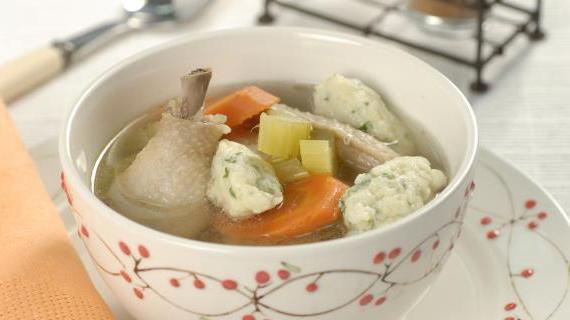 Ароматный куриный суп с домашними клецками по еврейскому рецепту