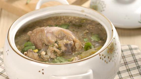 Ароматный куриный суп с грецкими орехами и свежей зеленью
