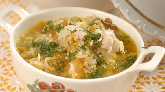 Ароматный куриный суп с яблоками и специями
