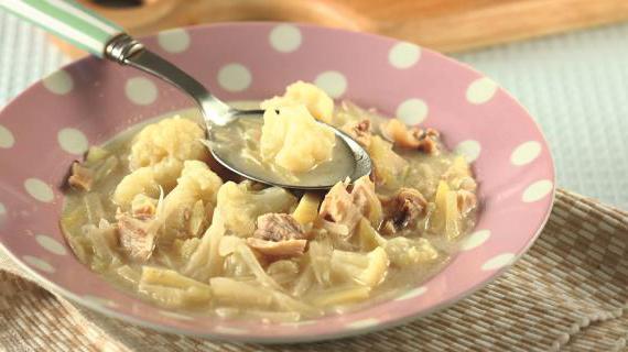 Ароматный куриный суп с кольраби, цветной капустой и сливками