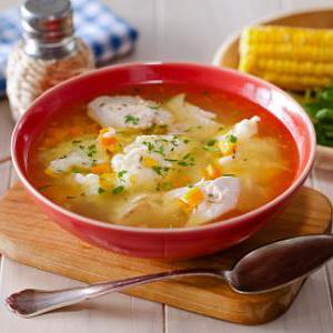 Ароматный куриный суп с кукурузными клецками, приготовленный в мультиварке