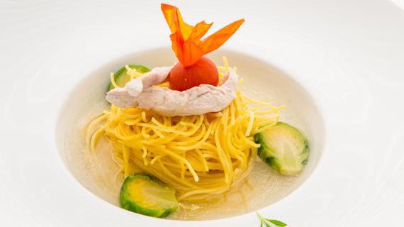 Ароматный куриный суп с лапшой и брюссельской капустой