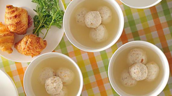 Вкусный куриный суп с масляными фрикадельками, наполненными ароматом и нежностью
