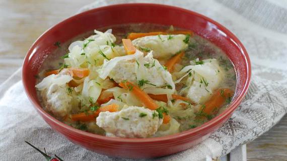 Ароматный куриный суп с молодой капустой и воздушными клецками