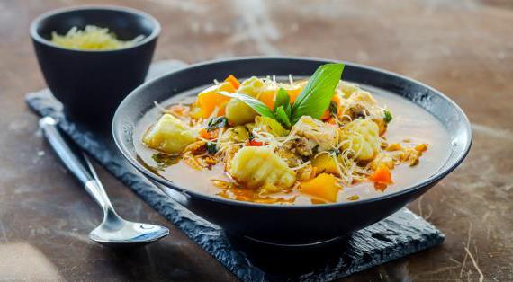 Ароматный куриный суп с овощами и домашними ньокками