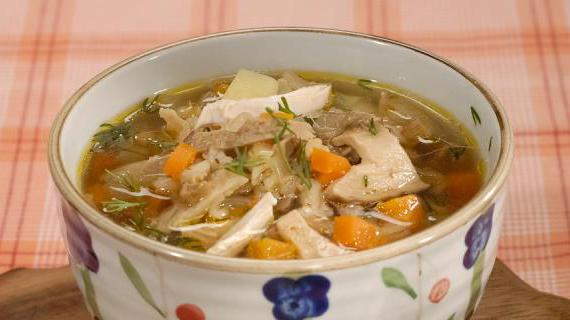 Ароматный куриный суп с перловкой и лесными грибами