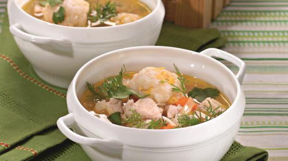 Ароматный куриный суп с пышными кукурузными клецками