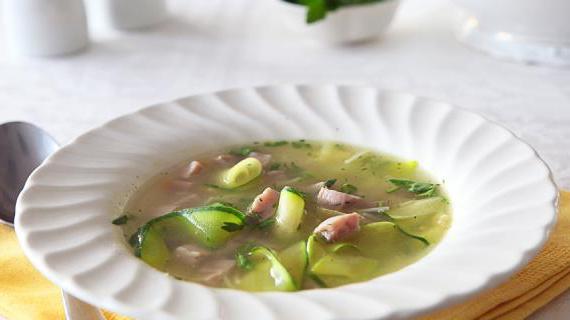 Вкусный куриный суп с цуккини, ветчиной и свежей петрушкой — идеальный обед для всей семьи